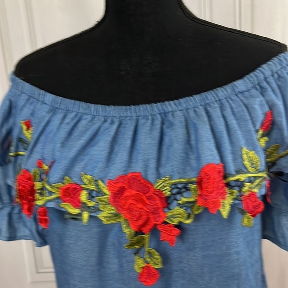 Embroidered ruffle top 🖤 - Picture 2 of 13